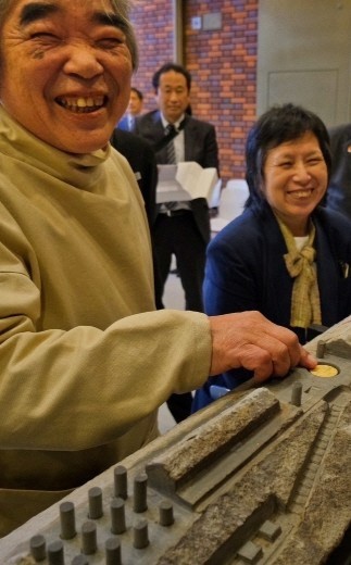 ２０２５年彫刻作品を米子市へ寄贈した際の作家と作品の写真です