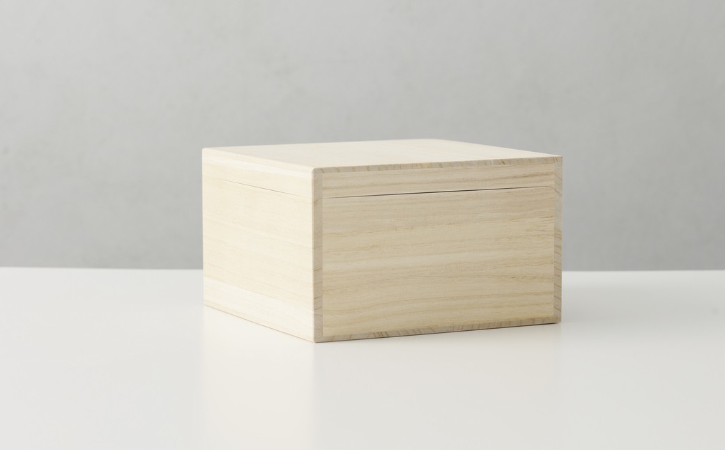 お皿のサイズに合わせた木箱に入れてお届けします