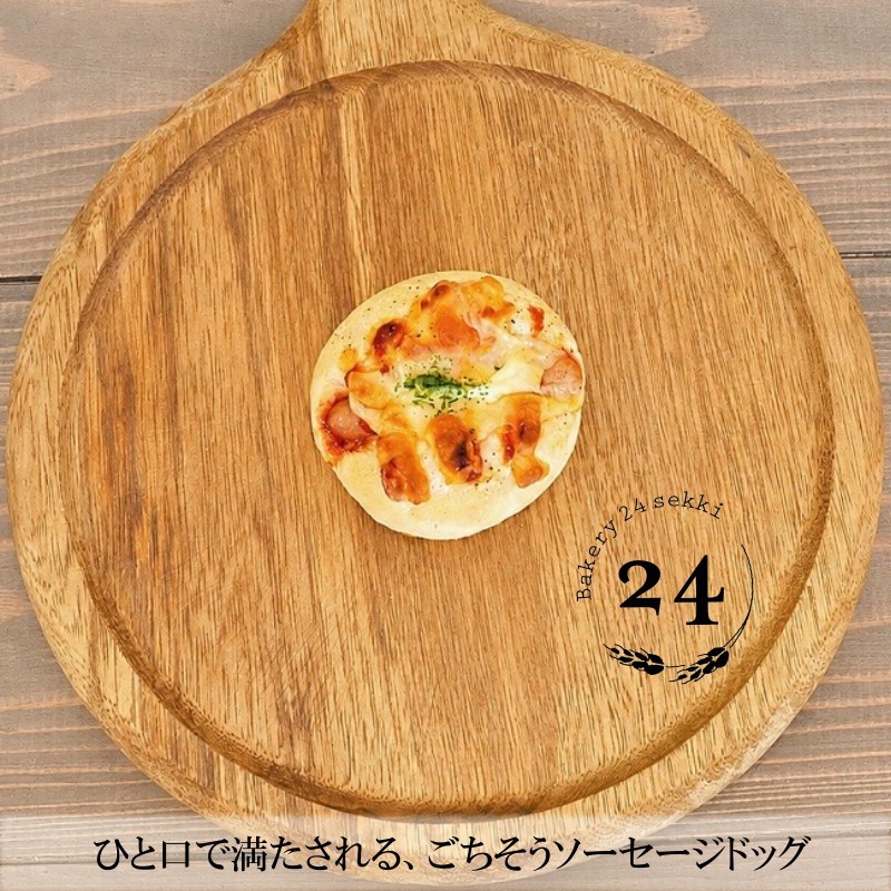 基本セット（食パン、あんぱん、塩バターあんぱん、チーズクッペ、ソーセージドッグ、クリームパン）＋季節のおすすめ7種類程度