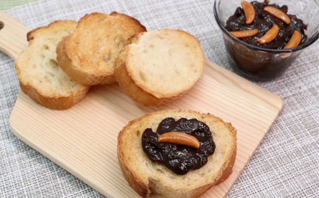 パンにのせてザクッ！濃厚チョコと柿の種の絶妙甘じょっぱさ