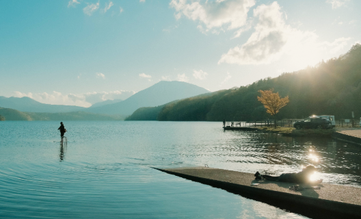 【野尻湖の夕暮れ】湖畔でのフィッシングや散策。黄昏時の静寂を味わうリゾート滞在。