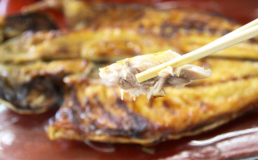 焼き上げた瞬間、香ばしい香りがふわっと立ちのぼり、身から滴る脂がじんわりと旨味を引き立てます。