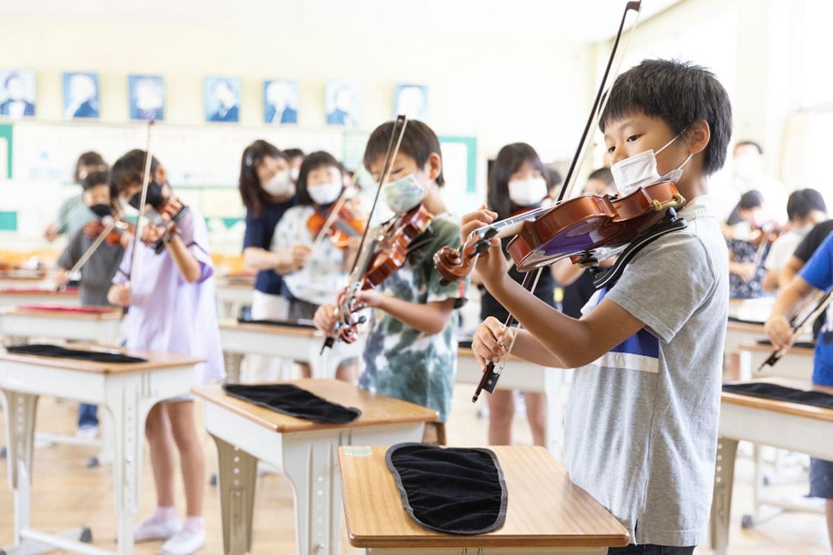 市内の全小学校でバイオリン授業を開始。未来への取組、始動！