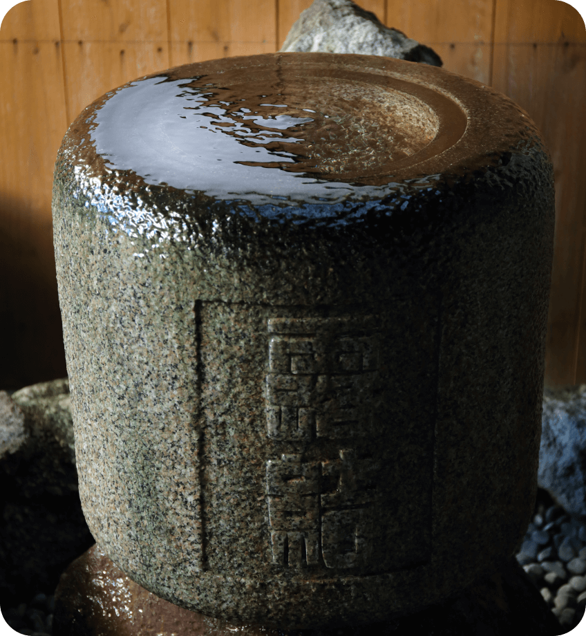 酒蔵の敷地内でこんこんと湧き出る、やわらかな口当たりの仕込み水