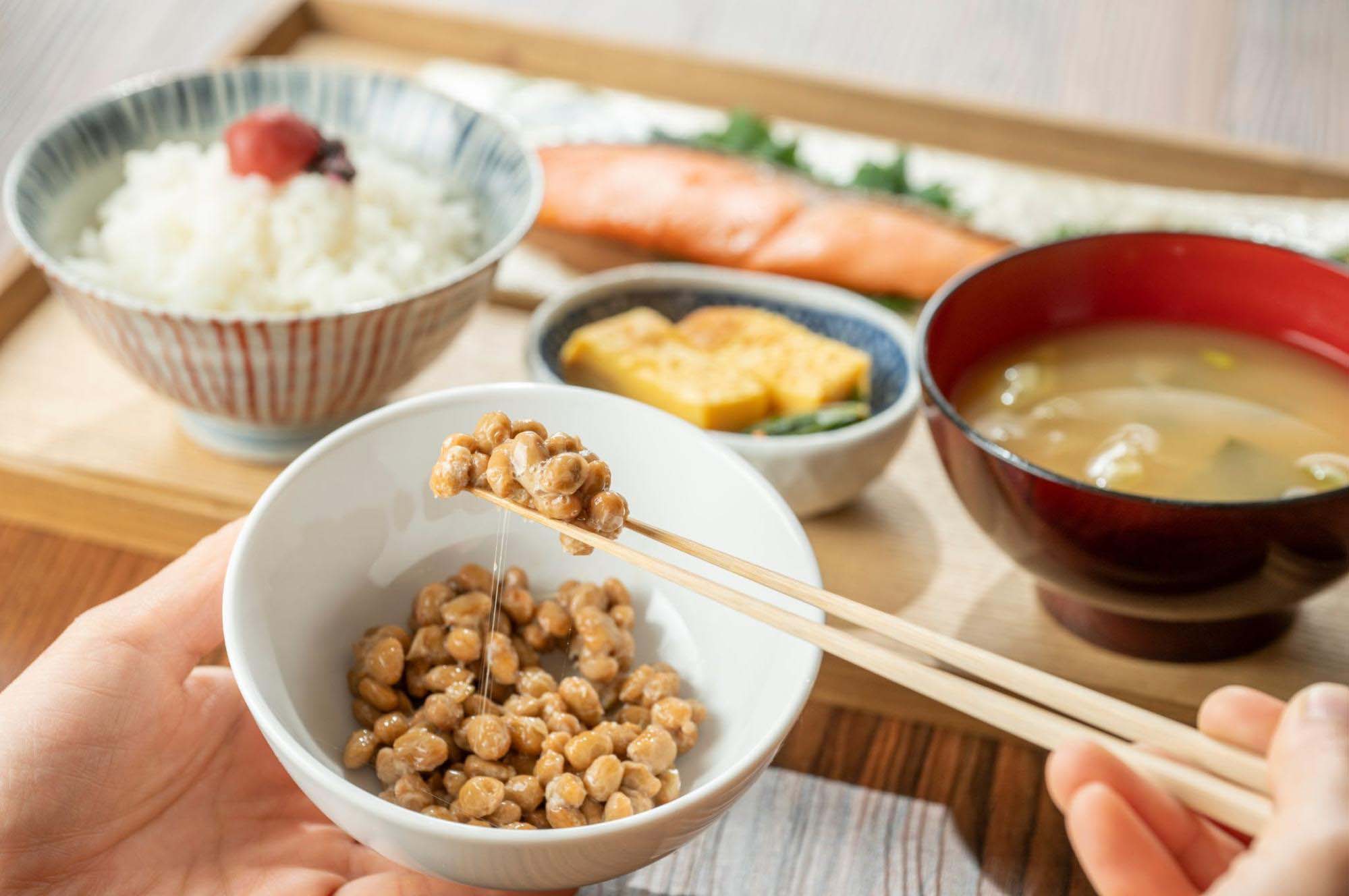 茹で卵と納豆をおかずにご飯を食べる和朝食