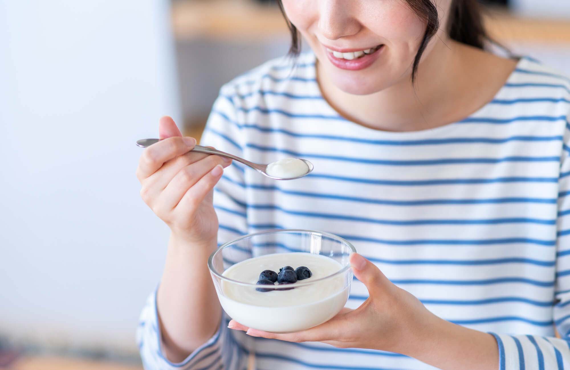 ヨーグルトを食べる女性