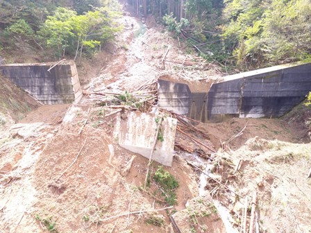 台風18号による道路・河川などの土木施設の災害復旧に36億円、台風21号による土木施設の災害復旧には28億円の予算を計上し、早期の復旧に取り組んでいます。