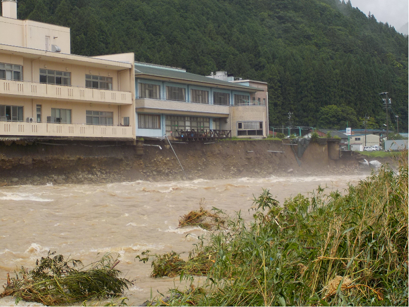 和良町では、和良川の護岸が崩壊し、和良庁舎や国保和良診療所、介護老人保健施設に大きな被害が出ました。