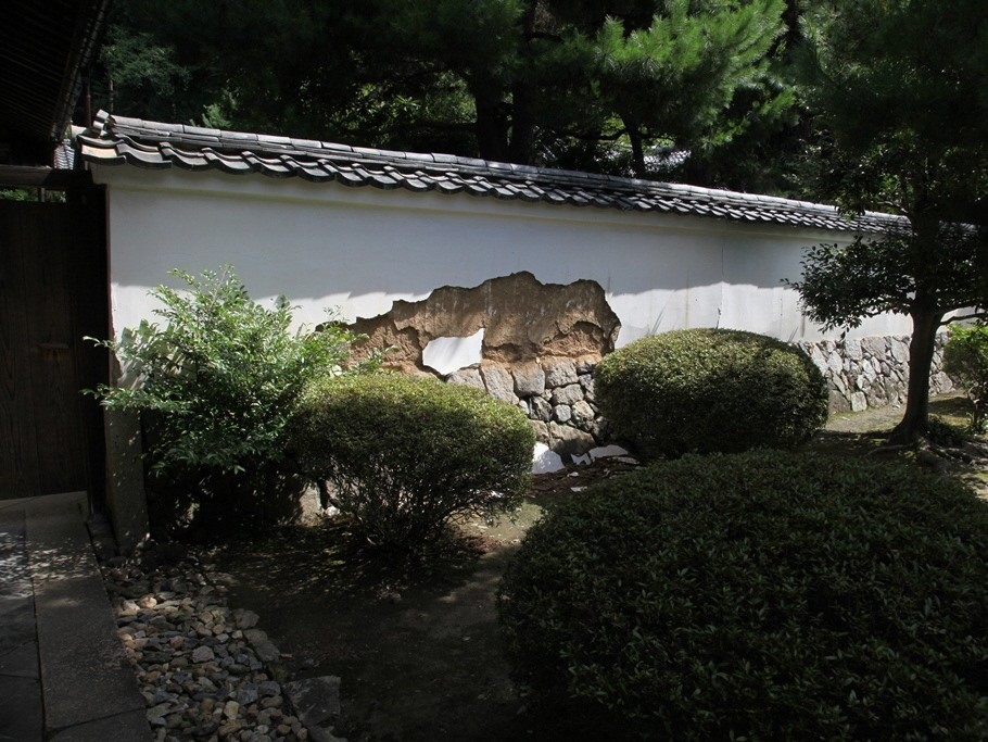 京都府には、多くの文化財がありますが、6月に発生した大阪府北部の地震による被害に加え、今回の豪雨で土塀が崩落するなどの被害がありました。