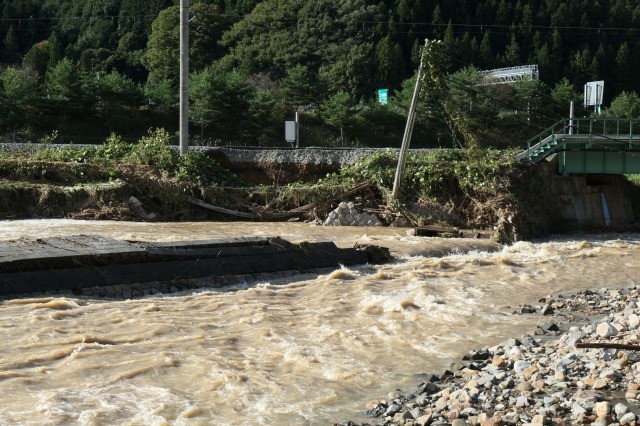 令和元年10月12日に上陸した台風19号により、長野県麻績村では堤防の決壊や法面の崩落などの被害が発生しております。
麻績村は長野県で3番目に面積の小さい村です。
今回の台風で幸いなことに人的被害等は出ませんでした。
年間降水量1,000㎜程度の村に、台風19号は24時間に250㎜という年間降水量の4分の1の雨を もたらしました。
テレビや新聞には報道されませんが、多くの被害が出ております。
現在、一刻も早い復旧・復興に向け、全力で取り組んでおりますので、皆様の温かいご支援を賜りますよう、何卒宜しくお願い申し上げます。
※誠に申し訳ありませんが、こちらからの寄附に対して、お礼の品はお送りしておりませんので、ご了承くださいますようお願い申し上げます。