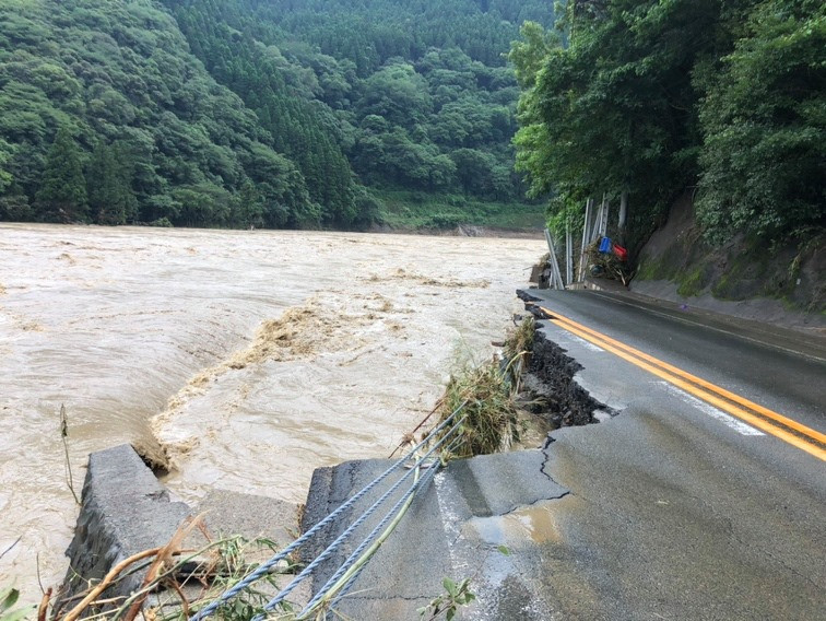 
球磨川の氾濫により完全に陥没した国道219号線。
これにより孤立してしまった地区が発生しております。