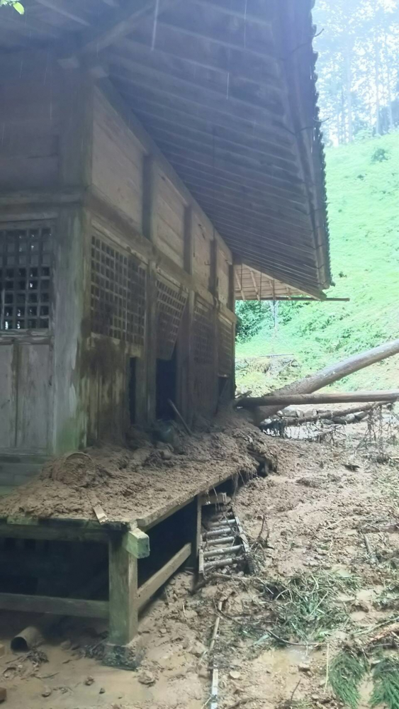 土砂災害により多良木町久米の熊野座神社の壁面が破壊されました。