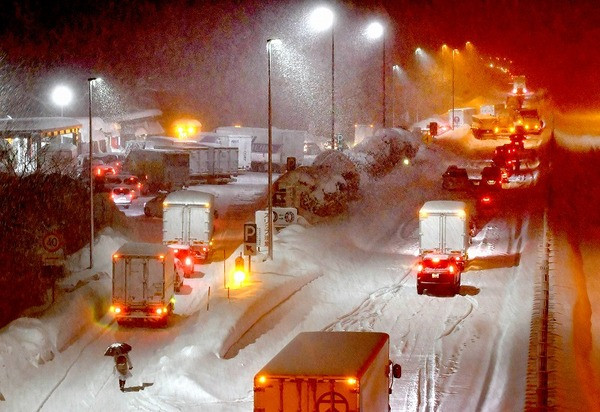 大雪の影響で渋滞する北陸自動車道（坂井市丸岡町）写真提供：福井新聞
