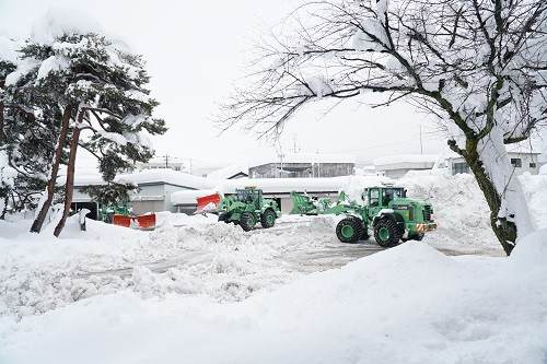寒波の影響で、勝山市を含む北陸の市町村では記録的な大雪に見舞われております。
勝山市でも降り始めてから短期間で積雪量が増加し、1月10日には積雪深225センチを記録しました。
1月9日には市長を本部長とし雪害対策本部を立ち上げ、市民生活を守るため、市内の主要な道路の維持に加え、流雪溝の確保や水道管凍結防止策、給水車による水の供給などを実施し、現在も住宅や市民の皆様の安全を最優先し、市民や除雪業者、市役所が一体となって市内の除雪に尽力しているところでございます。
そのような中でも、屋根雪下しに伴う道幅の狭小化、除雪作業中の事故や住宅の軒折れ、農家ではビニールハウス等の倒壊など、多数の被害が出ております。
今後も予断を許さない状況ではあり、さらなる被害を先に食い止めること、元の生活にいち早く戻れるように全力で対応してまいります。
皆様におかれましては、この局面を一丸となって乗りきっていくためにも、勝山市にご支援ください。