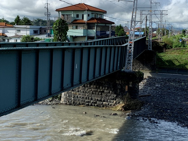 豪雨の影響により天竜川が増水し、辰野駅と宮木駅を結ぶ飯田線の橋脚が曲がってしましました。飯田線の終点にあたる辰野駅はJR東日本の中央線につづく分岐点にあたり、伊那方面から諏訪・岡谷方面や小野・塩尻方面への接続駅になります。伊那方面から諏訪・松本方面へ、諏訪・松本方面から伊那方面へ、多くの学生や一般のお客様が利用するのですが全方向ともに災害が起こり利用ができなくなっています。近隣の学校は明日から始まる学校も多く、代替え輸送の検討がすすめられています。全面復旧にはかなりの時間がかかるようです。