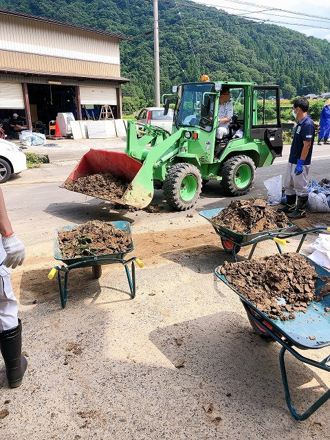 翌日５日には地元の方々をはじめとする勝山市民の方や市職員による泥の除去など復旧作業が始まりました。