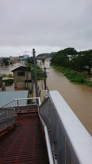 鰺ヶ沢駅の様子。写真中央には線路がありますが、完全に水没し、線路の盛土が流出するなどしました。JRさんでも災害状況を確認中で、現在、復旧の見通しは・・・