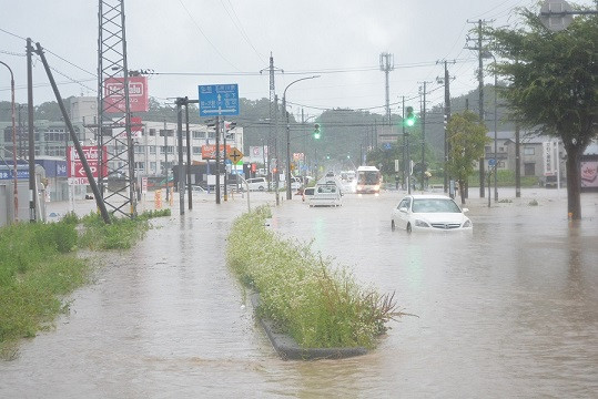 24時間の降水量が観測史上最大の198.5ミリを記録。平年の1か月の雨量が1日で降りました。この大雨と川から溢れた水が中心街の排水能力を超え、町に流れ込みました。