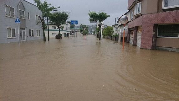 鰺ヶ沢駅付近、中心街の様子。445世帯以上の浸水など甚大な被害を受けました。