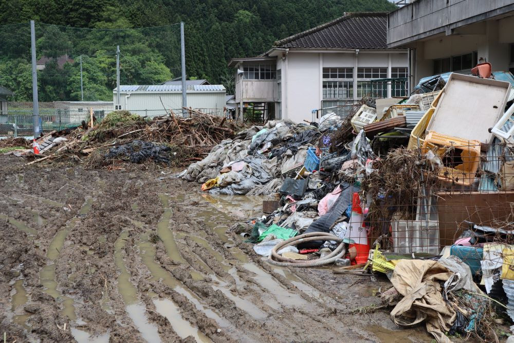 廃校となった小学校の運動場を、災害ゴミの仮置き場にしています。