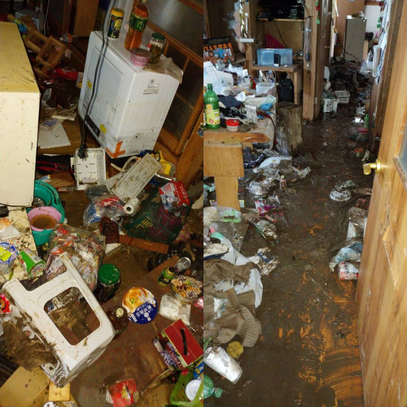 家の一階に水が流れ込んだことで、家の中は家具や物が散乱し、床は板が見えないほど土砂が堆積しています。