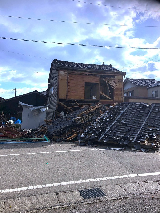 令和6年1月1日に発生した能登半島地震により、石川県穴水町において沿岸部では津波による被害、家屋やビルの倒壊、道路の寸断などの壊滅的な被害が発生しております。
現在も迅速な復旧作業が行われておりますが、断続的に余震が続いており、予断を許さない状況です。