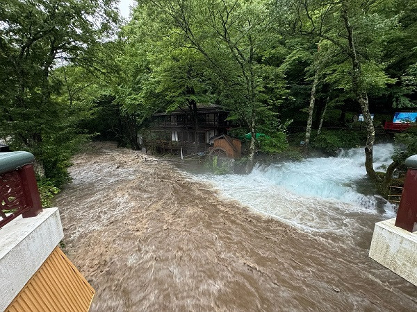 龍泉洞から溢れる水と
清水川の濁流の合流地点