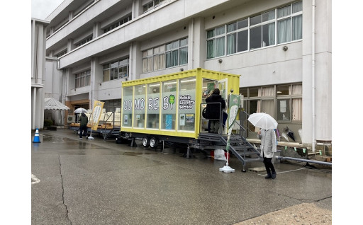 石川県珠洲市に移動式ランドリーを設置しています