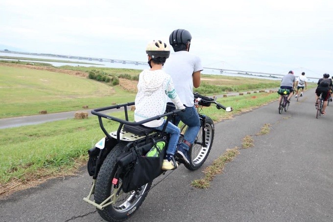 高級自転車をレンタルし、徳島愛のあるツアーガイドとともに、美味しい 