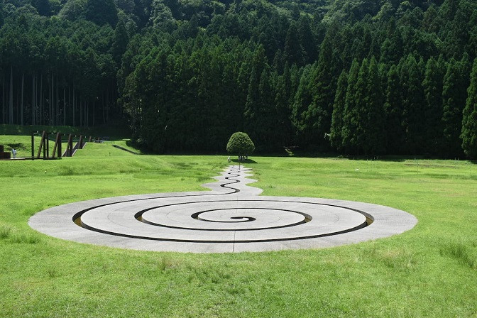 世界的環境芸術家が手掛けた「室生山上公園」を中心に、「スーパーカー