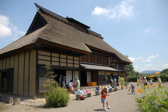 かやぶき民家の北側屋根を修繕します