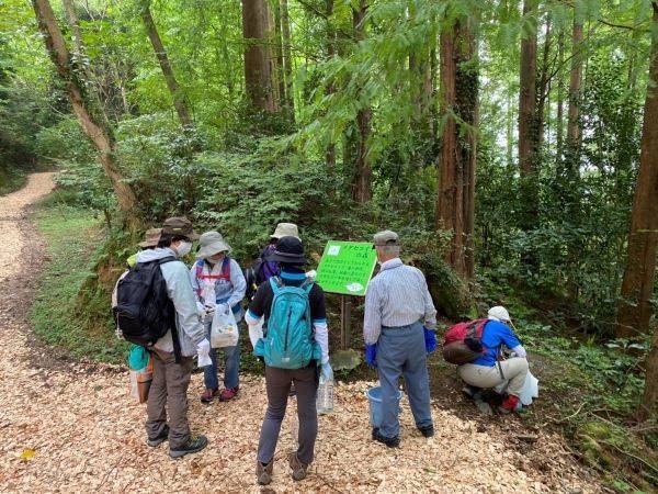 森の案内人のグループ『森の風・篠栗』のメンバーも森の保全に協力しています