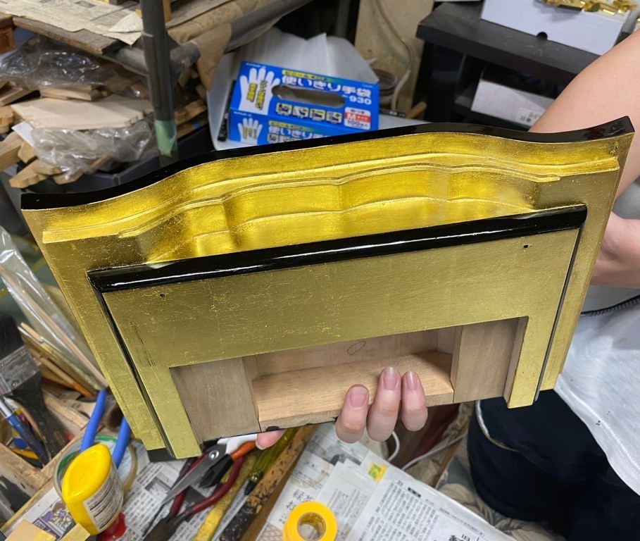 ③井上さんが塗り・金箔押しをした仏具の一部分