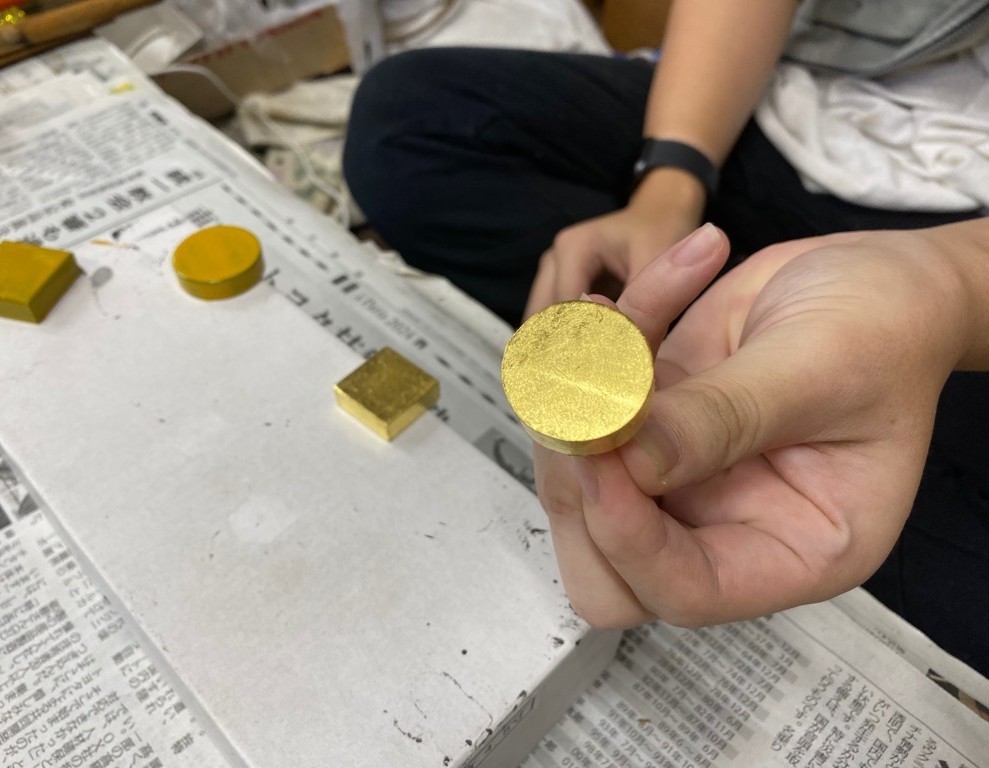②「塗り」の後、金箔を押した部品