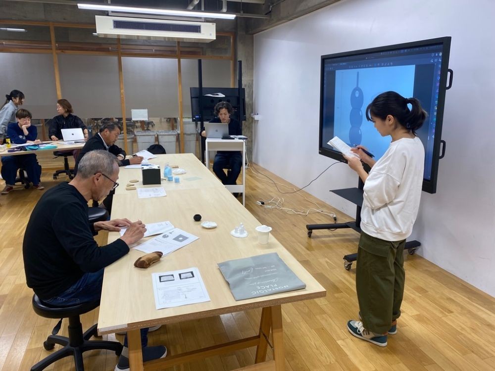 職人へのプレゼンテーションの様子