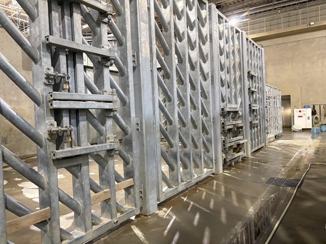 100,000円以上／園長・参与によるバックヤード解説付き見学～園長・参与による動物園『超』解説～