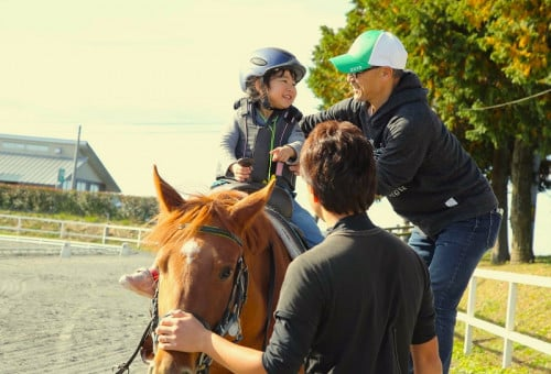 引退競走馬にも未来がある。「リトレーニング」で、ふたたび馬たちが