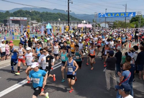 新緑の奥越路を駆け抜ける第60回越前大野名水マラソン開催を応援