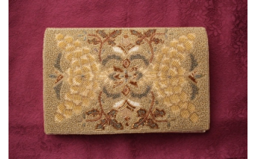 日本刺繍の技法を用いた美しいフォーマルバッグ
