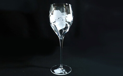緻密で繊細に彫り上げた山葡萄のワイングラス