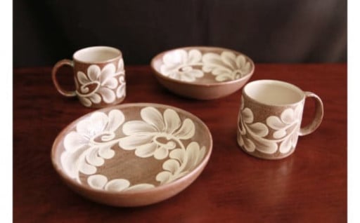 【やちむんカフェ器人】デミタスカップ（つる草いっちん）と5寸浅鉢のペアセット
