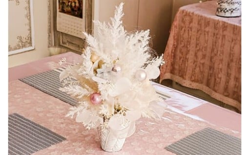 白い輝きを放つクリスマスツリー