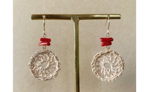 【Sun-ning】月桃アクセサリー まんまるピアス(赤珊瑚×月桃)