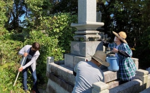 遠賀町霊園のお墓掃除（草取り・墓石の水拭き）