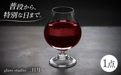 水面のように煌めく。職人手作りの「みなもグラス」