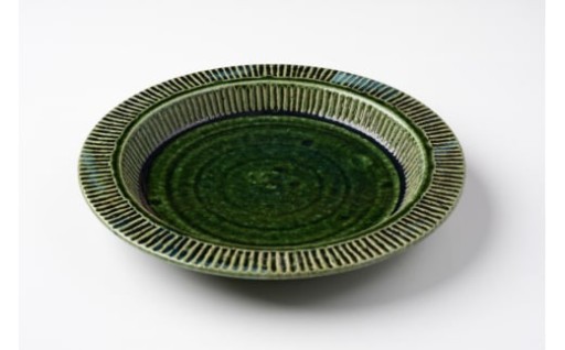 深い緑が織りなす濃淡が、食卓に豊かな表情を添える