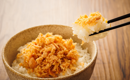 彩り鮮やか！無着色で仕上げた手ほぐし焼鮭フレーク