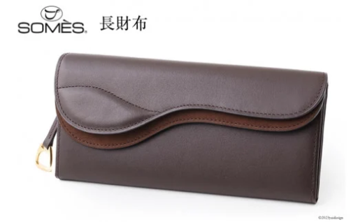 「鞍」の持つあでやかな意匠美を、素材と曲線で表現