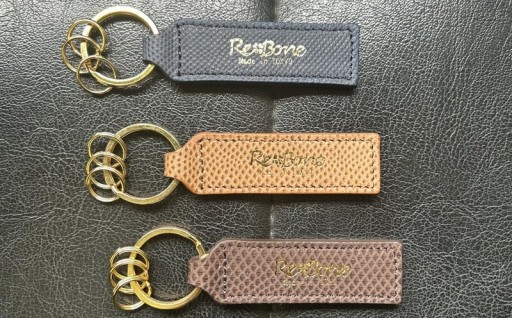 エキゾチックレザーを使用した「キャッツアイ（カロング）」のキーホルダー😸