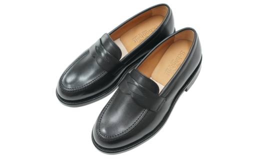 ビジネスでもカジュアルでも様々なシーンでお使い頂けるローファーです。